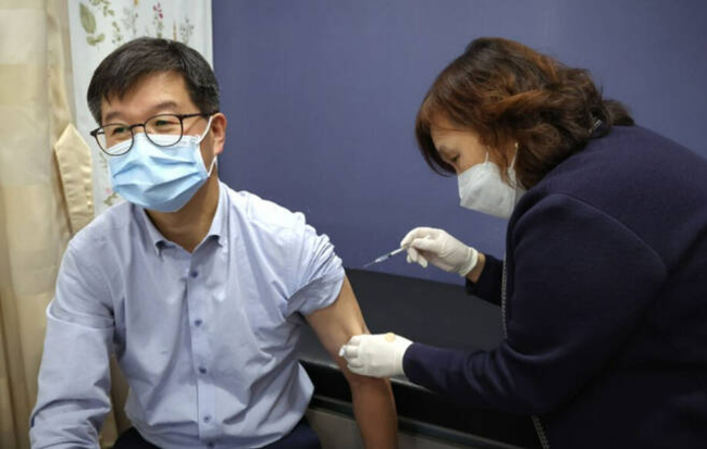 이기일 보건복지부 1차관(왼쪽)이 지난 18일 서울 소재 의료기관을 방문해 코로나19 백신 추가접종을 하고 있다. 보건복지부 제공