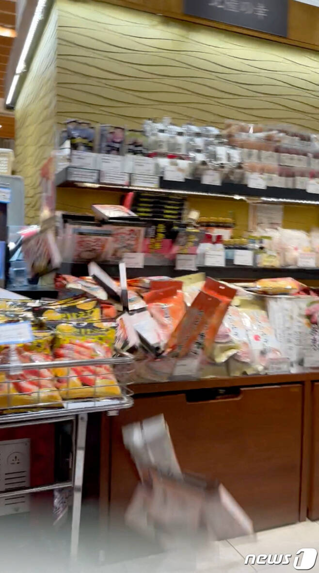 일본 이시카와현 가나자와에서 지진이 발생하면서 상점 내부 바닥에 선반에서 물건이 떨어지는 모습. 2024.01.01/뉴스1 ⓒ 로이터=뉴스1 ⓒ News1 김민수 기자