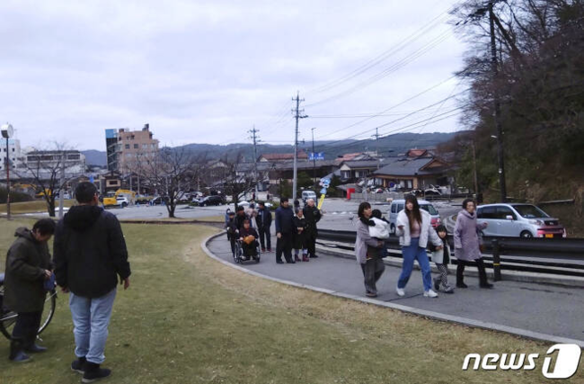 이시카와현 와지마에서 주민들이 여진과 쓰나미를 피해 더 안전한 곳으로 대피하고 있다. 2024.01.01/ ⓒ 로이터=뉴스1 ⓒ News1 권진영 기자