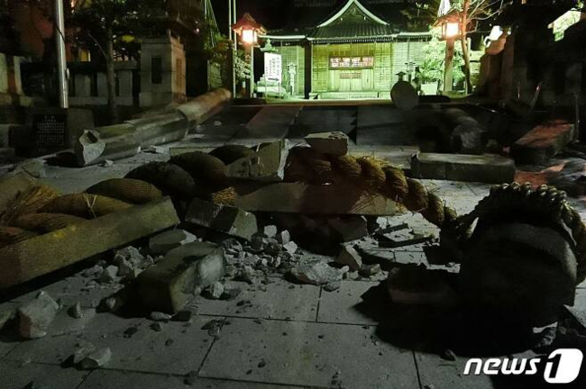 지진으로 이시카와현 가나자와시의 오노히요시 신사가 파괴돼 잔해가 널브러져 있다. ⓒ AFP=뉴스1 ⓒ News1 김민수 기자