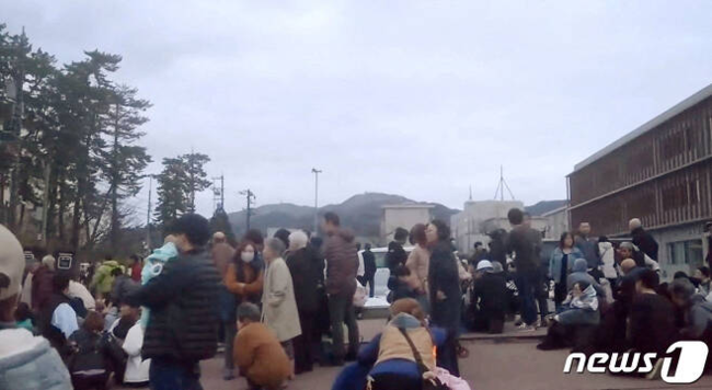 지진 발생 후 이시카와현 와지마에서 쓰나미 경보가 발령되자 주민들이 학교 주차장 등 높은 곳으로 대피하고 있다. 2024.01.01/뉴스1 ⓒ 로이터=뉴스1 ⓒ News1 김민수 기자