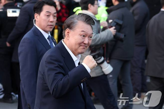 법원의 구속취소 청구 인용으로 석방된 윤석열 대통령이 8일 오후 서울 용산구 한남동 대통령 관저 앞에 도착해 지지자들을 향해 주먹을 불끈 쥐며 인사하고 있다. 2025.3.8/뉴스1 ⓒ News1 김성진 기자