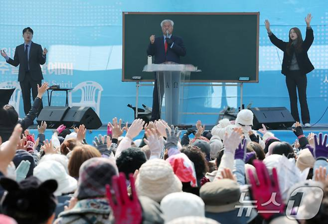 전광훈 목사가 9일 서울 용산구 윤석열 대통령 관저 앞에서 사랑제일교회 주최로 열린 주일 예배에서 발언을 하고 있다. 2025.3.9/뉴스1 ⓒ News1 박세연 기자