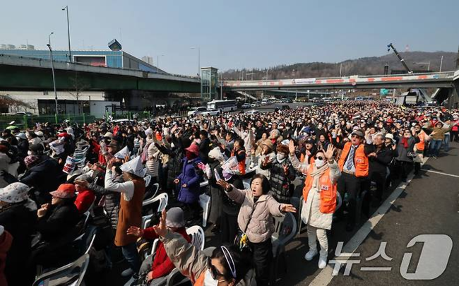 9일 서울 용산구 윤석열 대통령 관저 앞에서 전광훈 목사가 이끄는 사랑제일교회 주최로 열린 주일 예배 참석자들이 탄핵 반대를 촉구하고 있다. 2025.3.9/뉴스1 ⓒ News1 박세연 기자