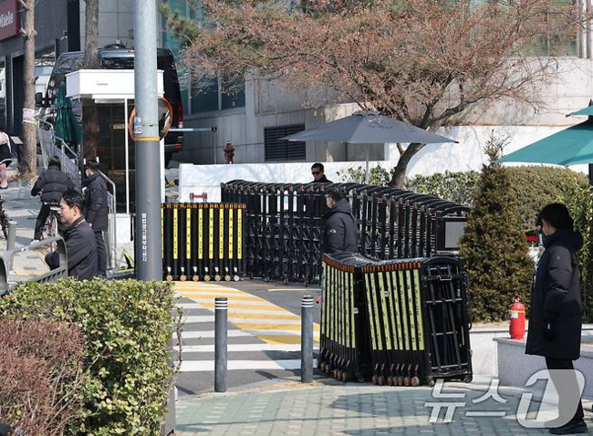 9일 서울 용산구 윤석열 대통령 관저 앞이 통제되고 있다. 2025.3.9/뉴스1 ⓒ News1 박세연 기자