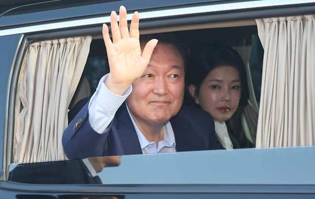 윤석열 전 대통령과 김건희 여사가 4월11일 서울 용산구 한남동 관저에서 나와 서초동 사저로 향하고 있다. ⓒ 연합뉴스