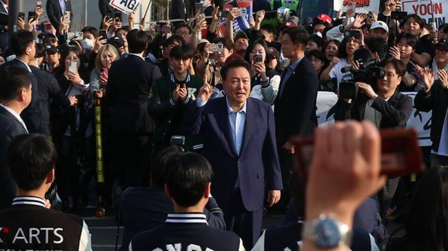 윤석열 전 대통령이 4월11일 서울 용산구 한남동 관저에서 나와 서초동 사저로 향하기 전 지지자들을 향해 인사하고 있다. ⓒ 연합뉴스