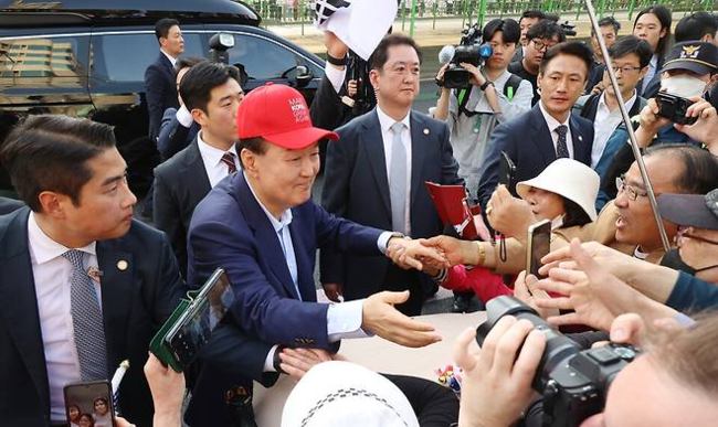 윤석열 전 대통령이 4월11일 서울 용산구 한남동 관저에서 나와 서초동 사저로 향하기 전 지지자들과 인사하고 있다. ⓒ 연합뉴스