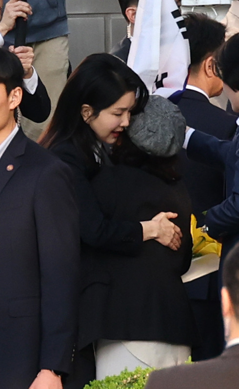 윤석열 전 대통령의 부인 김건희 여사가 4월11일 서울 서초구 아크로비스타 사저 앞에 도착해 지지자와 주민 등과 인사하고 있다. ⓒ 연합뉴스